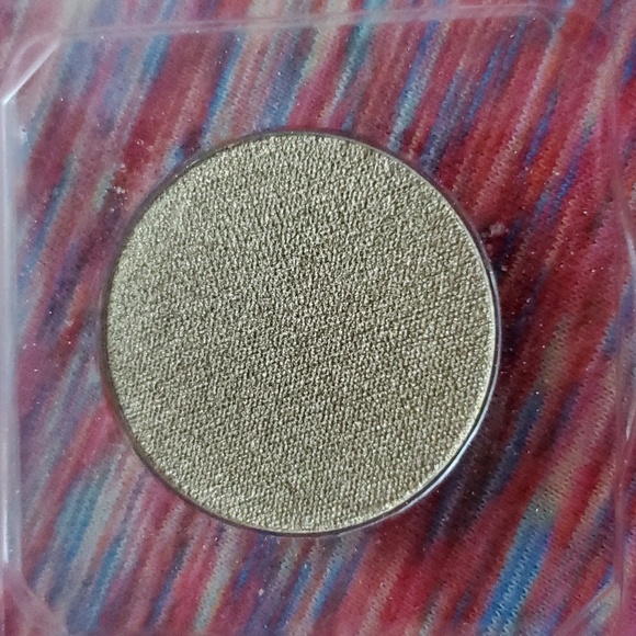 Younique Eye Shadow in Alive - Picture 3 of 3